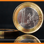 Économie: Chute de la valeur de l'euro face au dollar