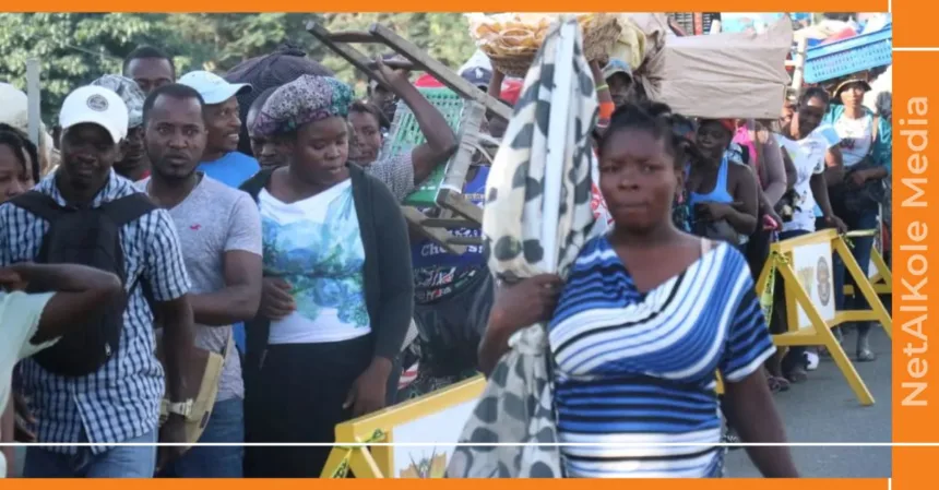 des acheteurs et vendeurs haïtiens enregistrés avec des données biométriques à la frontière de dajabón