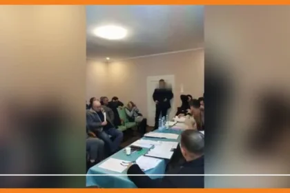 ukraine un parlementaire lance des grenades lors d'une réunion, tuant 26 personnes